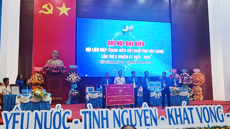 Tỉnh ủy Hậu Giang tặng bức trướng và 20 căn nhà mơ ước trị giá 1 tỷ đồng. Tỉnh ủy Hậu Giang tặng bức trướng và 20 căn nhà mơ ước trị giá 1 tỷ đồng.