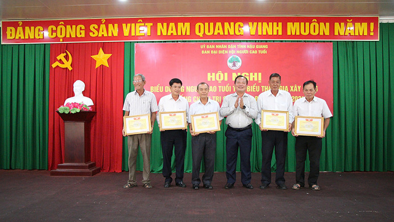 Ủy ban Mặt trận Tổ quốc Việt Nam tỉnh Hậu Giang tặng bằng khen cho 5 cá nhân.