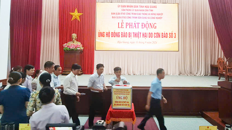 Cán bộ, công chức, viên chức Ủy ban nhân dân tỉnh Hậu Gang ủng hộ đồng bào bị thiệt hại do cơn bão số 3.