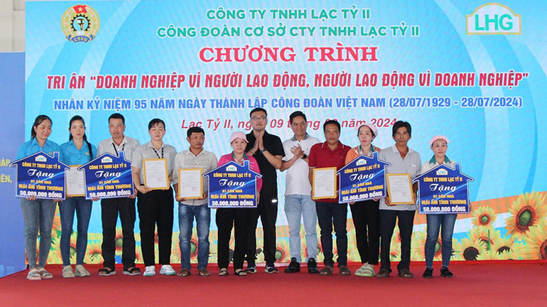 Công ty Lạc Tỷ II hỗ trợ 5 căn "Mái ấm tình thương" cho người lao động có hoàn cảnh khó khăn về nhà ở.