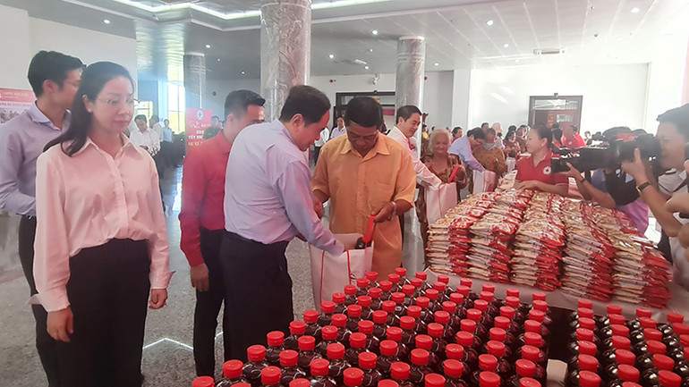 Phó Chủ tịch Thường trực Quốc hội Trần Thanh Mẫn tặng quà Tết cho hộ nghèo tại Hậu Giang.