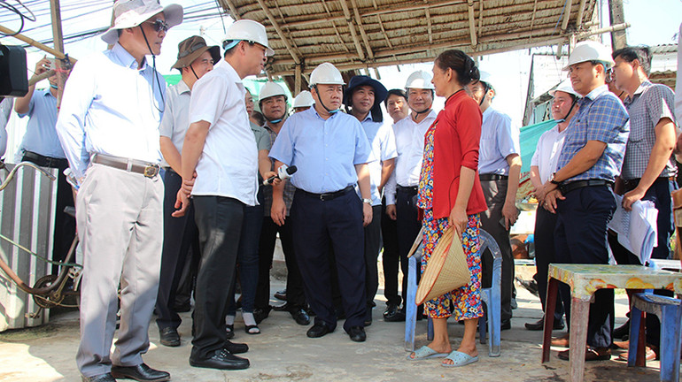 Đoàn công tác đến thăm, động viên bà con bị ảnh hưởng sạt lở ở tuyến kênh Nàng Mau, xã Tân Long, huyện Phụng Hiệp.