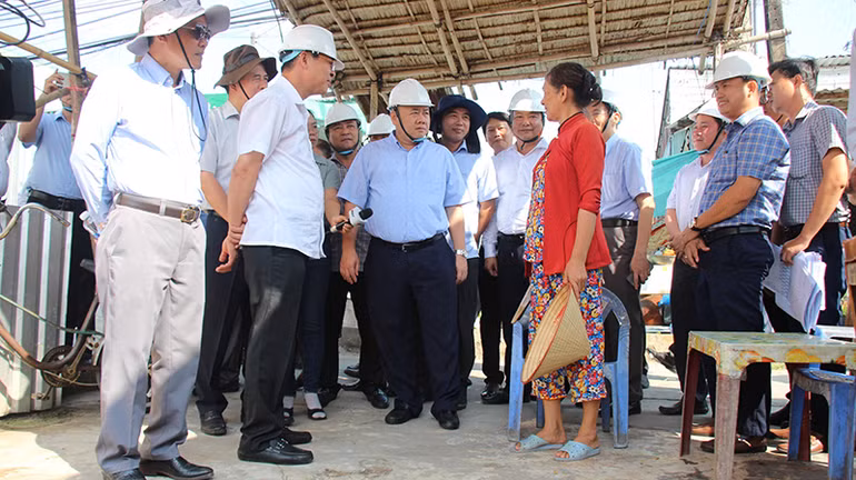 Đoàn công tác đến thăm, động viên bà con bị ảnh hưởng sạt lở ở tuyến kênh Nàng Mau, xã Tân Long, huyện Phụng Hiệp. Đoàn công tác đến thăm, động viên bà con bị ảnh hưởng sạt lở ở tuyến kênh Nàng Mau, xã Tân Long, huyện Phụng Hiệp.