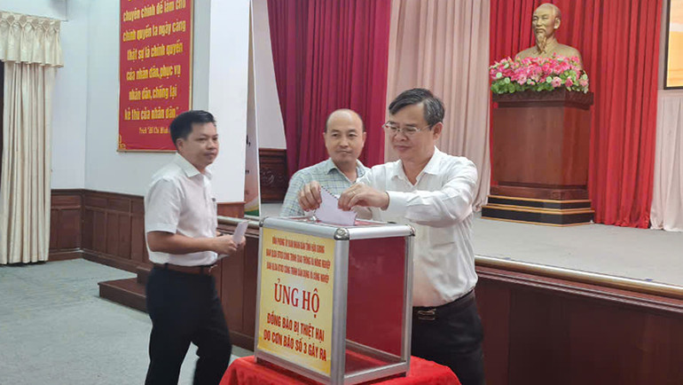 Lãnh đạo Ủy ban nhân dân tỉnh Hậu Giang tham gia ủng hộ đồng bào bị thiệt hại do cơn bão số 3.