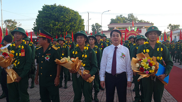 Bí thư Tỉnh ủy Hậu Giang Nghiêm Xuân Thành tặng hoa cho các tân binh. Bí thư Tỉnh ủy Hậu Giang Nghiêm Xuân Thành tặng hoa cho các tân binh.