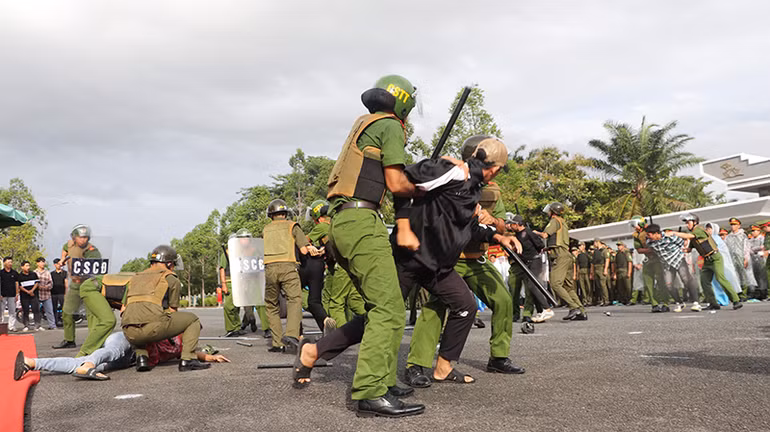 Lực lượng tham gia bảo vệ an ninh trật tự trấn áp tội phạm. Lực lượng tham gia bảo vệ an ninh trật tự trấn áp tội phạm.
