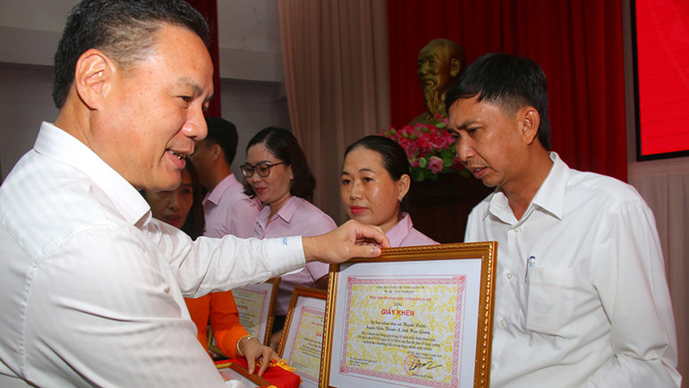Tặng giấy khen của Tổng Giám đốc Ngân hàng Chính sách xã hội cho các cá nhân.