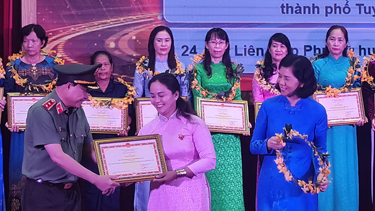 Lãnh đạo Bộ Công An biểu dương các cá nhân điển hình tiên tiến.