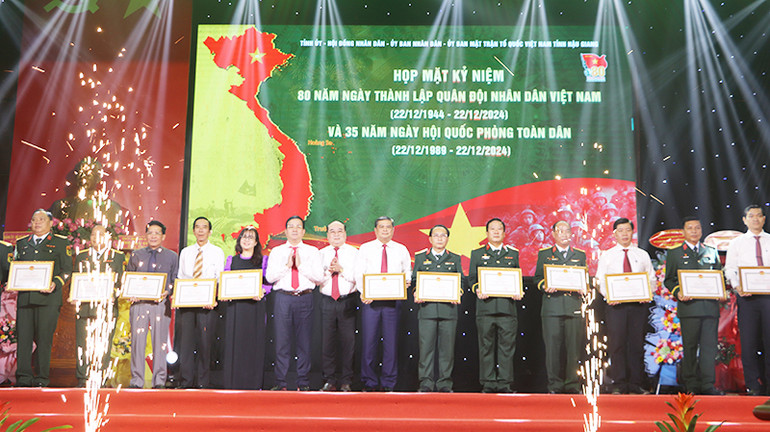 Tặng bằng khen cho các cá nhân.