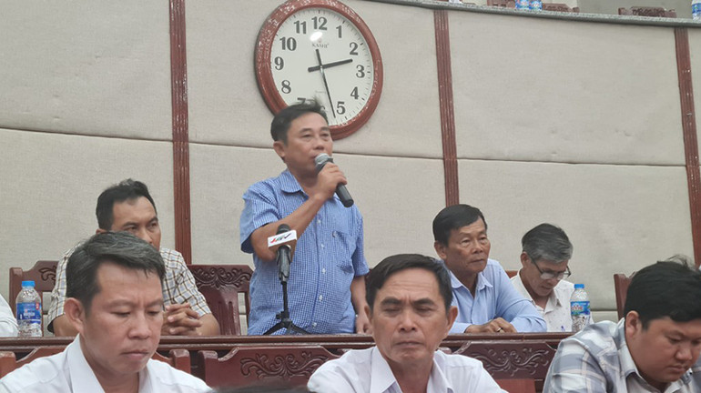 Bí thư chi bộ ấp đóng góp ý kiến tại buổi đối thoại.