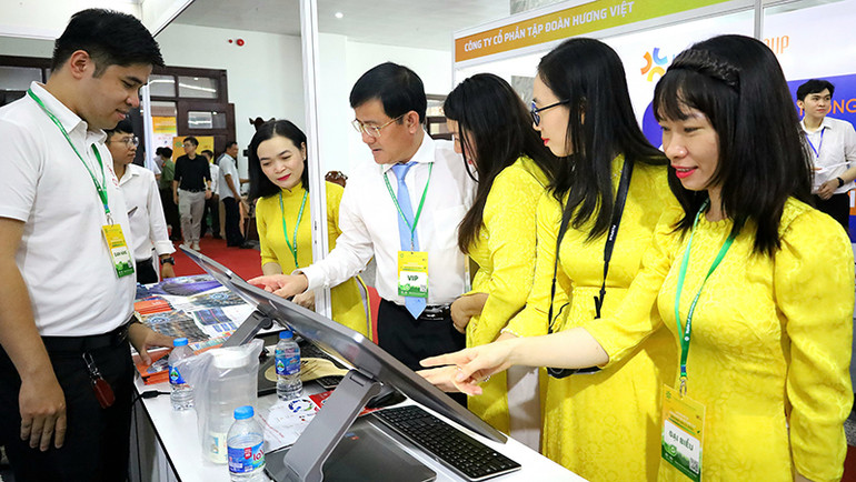Các đại biểu tham quan gian hàng trưng bày sản phẩm chuyển đổi số.