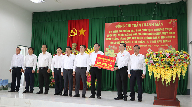 Trao bảng tượng trưng tặng 500 phần quà Tết cho tỉnh Hậu Giang.