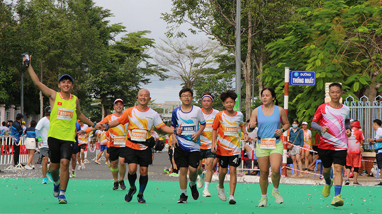 Các vận động viên hào hứng khi về đích.