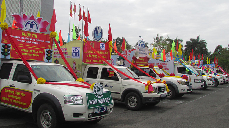 Các đội trang trí xe cổ động và tổ chức diễu hành qua các tuyến đường trung tâm thành phố Vị Thanh.