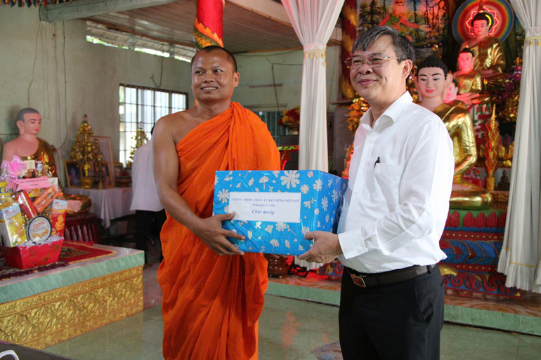 Ông Trương Cảnh Tuyên, Phó Chủ tịch Thường trực UBND tỉnh Hậu Giang tặng quà Hội đoàn kết sư sãi yêu nước tỉnh Hậu Giang. Ông Trương Cảnh Tuyên, Phó Chủ tịch Thường trực UBND tỉnh Hậu Giang tặng quà Hội đoàn kết sư sãi yêu nước tỉnh Hậu Giang.