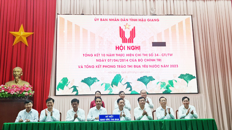 Các đơn vị huyện, thị xã, thành phố ký kết giao ước thi đua năm 2024.