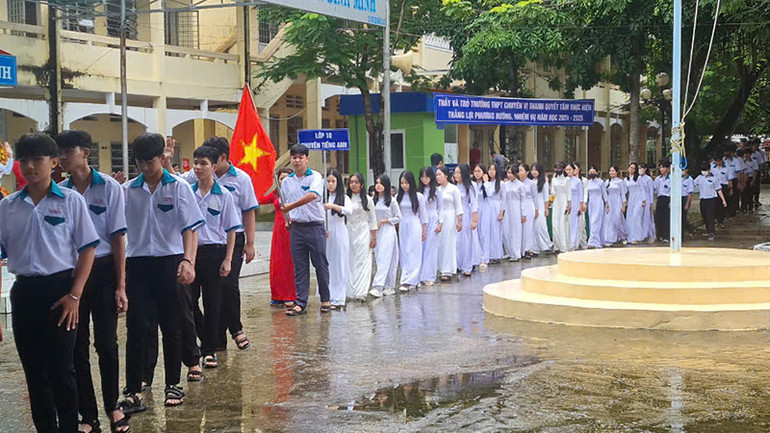 Trường trung học phổ thông chuyên Vị Thanh đón các em học sinh khối lớp 10.