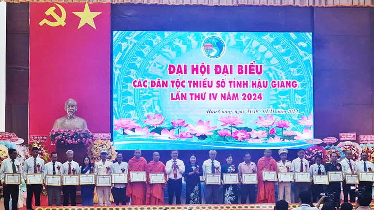 Tặng bằng khen của Chủ tịch Ủy ban nhân dân tỉnh Hậu Giang cho các cá nhân.