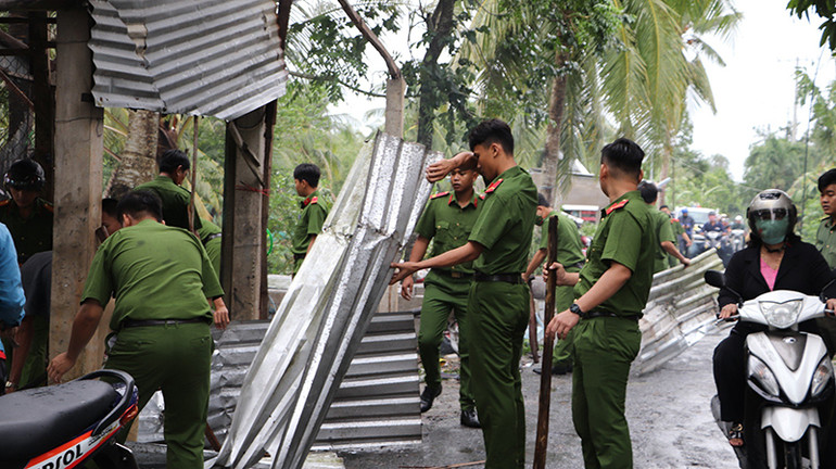 Lực lượng tại chỗ đang giúp dân dọn dẹp hiện trường.