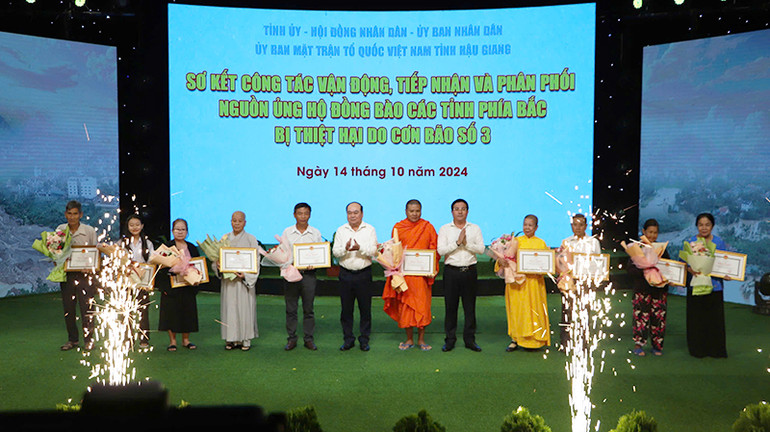 Tặng bằng khen cho các cá nhân.