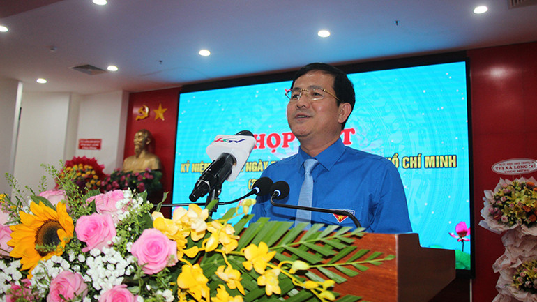 Đồng chí Trần Văn Huyến, Phó Bí thư Thường trực Tỉnh ủy Hậu Giang phát biểu tại buổi họp mặt