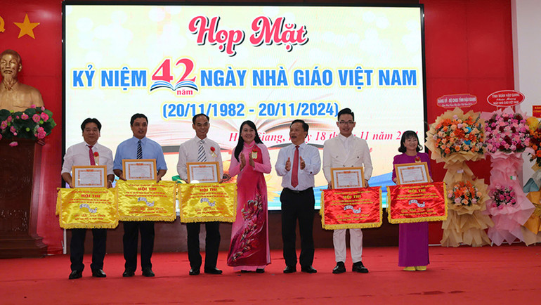 Trao giải cho các đội đạt thành tích cao trong hội thi Tiếng hát giáo viên ngành giáo dục tỉnh Hậu Giang năm 2024.