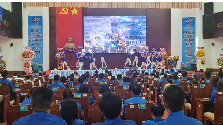 Một tiết mục văn nghệ chào mừng Đại hội. Một tiết mục văn nghệ chào mừng Đại hội.