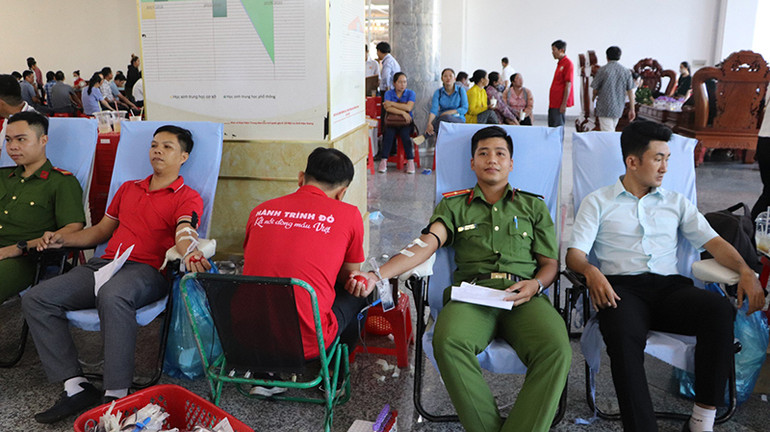Cán bộ công chức, viên chức, đoàn viên thanh niên tham gia hiến máu tình nguyện.
