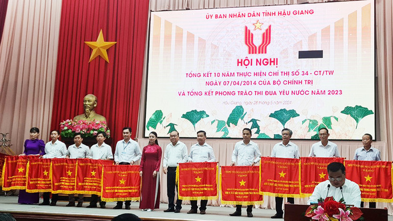 Tặng Cờ thi đua của Chủ tịch nước cho các tập thể.