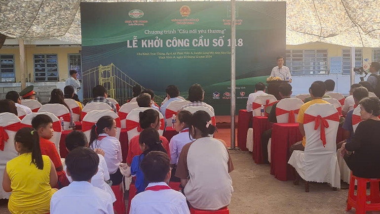 Đông đảo người dân địa phương đến dự lễ khởi công cầu Kênh Trực Thăng.