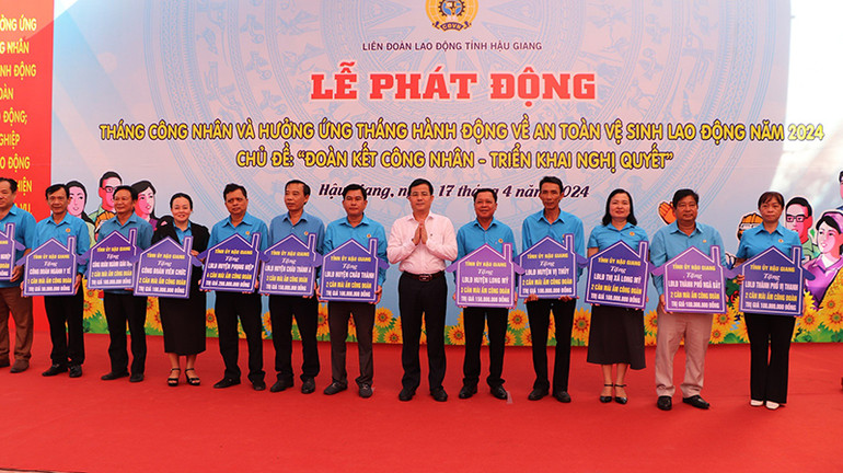 Đồng chí Trần Văn Huyến, Phó Bí thư Thường trực Tỉnh ủy, Chủ tịch Hội đồng nhân dân tỉnh Hậu Giang tặng Mái ấm công đoàn cho các đơn vị huyện, thị xã, thành phố trên địa bàn tỉnh.