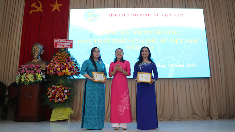 Tặng Kỷ niệm chương vì sự phát triển của Phụ nữ Việt Nam cho cán bộ nữ cấp tỉnh.