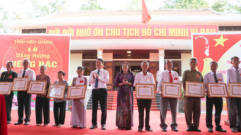 Lãnh đạo tỉnh Hậu Giang trao tặng Huy hiệu Đảng cho các đồng chí cao niên tuổi Đảng.