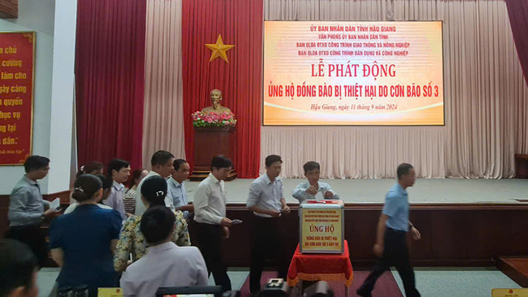 Cán bộ, công chức, viên chức tỉnh Hậu Giang tham gia ủng hộ đồng bào bị thiệt hại do bão số 3