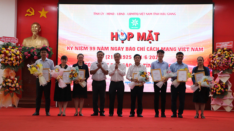 Trao Giải Ba cho các tác giả, nhóm tác giả.