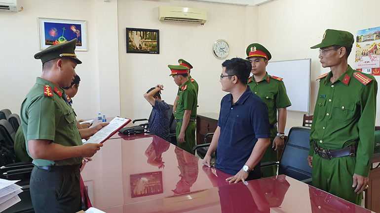 Cơ quan An ninh điều tra Công an tỉnh Hậu Giang tống đạt quyết định khởi tố và lệnh bắt tạm giam Nguyễn Trí Dũng. Cơ quan An ninh điều tra Công an tỉnh Hậu Giang tống đạt quyết định khởi tố và lệnh bắt tạm giam Nguyễn Trí Dũng.