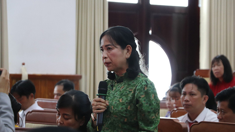 Công chức ngành y tế phát biểu ý kiến tại buổi đối thoại.