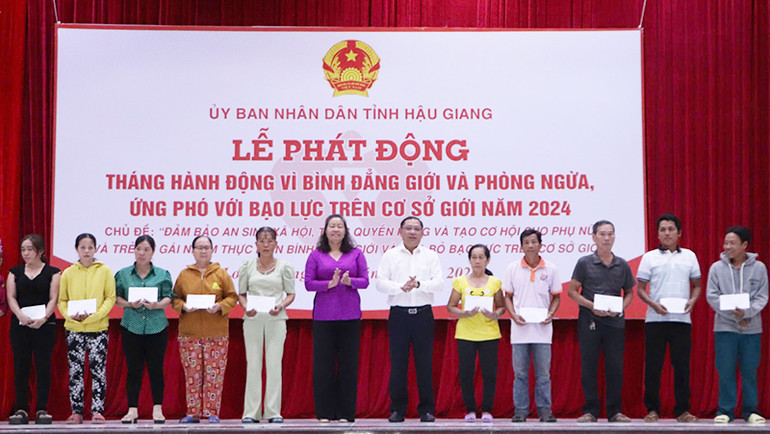 Lãnh đạo huyện Long Mỹ tặng 20 phần quà cho các hộ nghèo của huyện.
