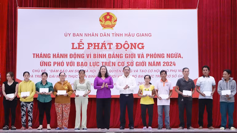 Lãnh đạo huyện Long Mỹ tặng 20 phần quà cho các hộ nghèo của huyện. Lãnh đạo huyện Long Mỹ tặng 20 phần quà cho các hộ nghèo của huyện.