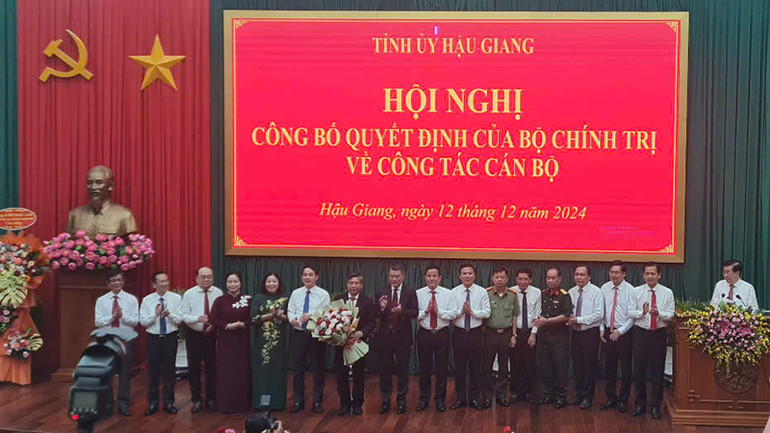 Đồng chí Lê Minh Hưng cùng Ban Thường vụ Tỉnh ủy Hậu Giang chúc mừng tân Bí thư Tỉnh ủy.