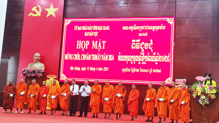 Tặng quà cho các vị sư đại diện cho 15 chùa Phật giáo Nam tông Khmer trong tỉnh.