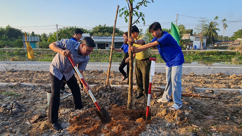 Chủ tịch Ủy ban nhân dân tỉnh Hậu Giang Đồng Văn Thanh tham gia Tết trồng cây