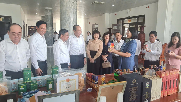 Các đại biểu tham quan các gian hàng trưng bày sản phẩm OCOP do hội viên nông dân là chủ thể.