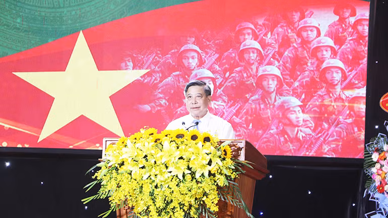 Bí thư Tỉnh ủy, Chủ tịch Ủy ban nhân dân tỉnh Hậu Giang Đồng Văn Thanh phát biểu ôn lại truyền thống. Bí thư Tỉnh ủy, Chủ tịch Ủy ban nhân dân tỉnh Hậu Giang Đồng Văn Thanh phát biểu ôn lại truyền thống.