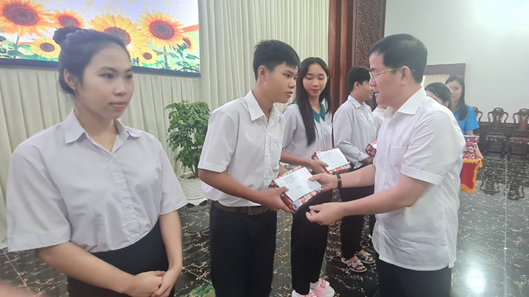 Phó Bí thư Thường trực Tỉnh ủy Hậu Giang, Trần Văn Huyến tặng học bổng cho các em học sinh.