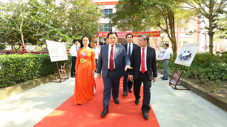 Đồng chí Nguyễn Xuân Thắng tham quan Trường Chính trị tỉnh Hậu Giang