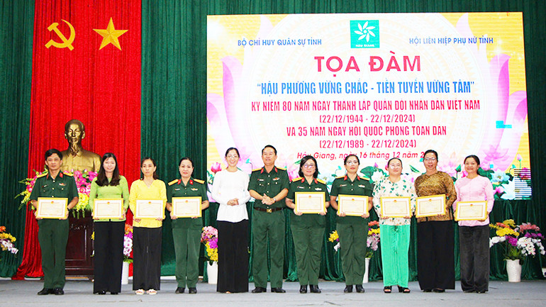 Bộ Chỉ huy Quân sự tỉnh Hậu Giang tặng Giấy khen cho các cá nhân.