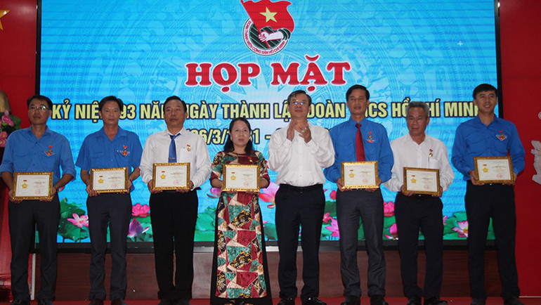 Tặng Kỷ niệm chương vì thế hệ trẻ cho các đồng chí lãnh đạo và cán bộ đoàn tiêu biểu.