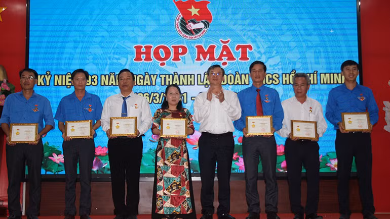 Tặng Kỷ niệm chương vì thế hệ trẻ cho các đồng chí lãnh đạo và cán bộ đoàn tiêu biểu.