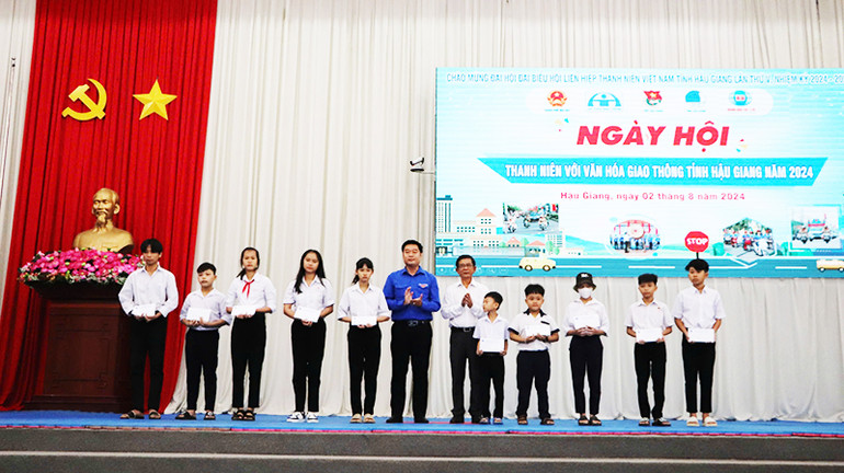 Tỉnh đoàn Hậu Giang trao 10 suất học bổng cho con em của nạn nhân bị tai nạn giao thông.